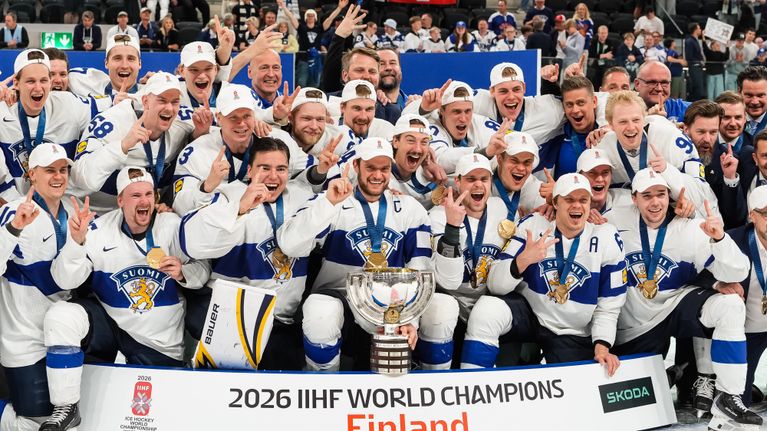 Finlands landslag poserar med VM-pokalen.