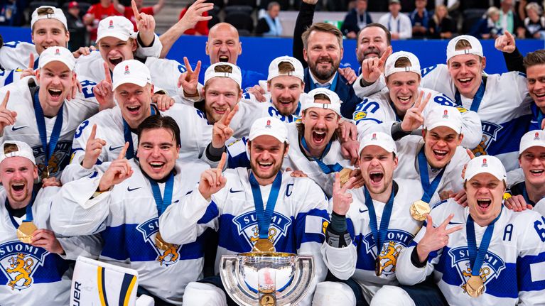 Aleksander Barkov ja Suomen joukkue yhteiskuvassa.