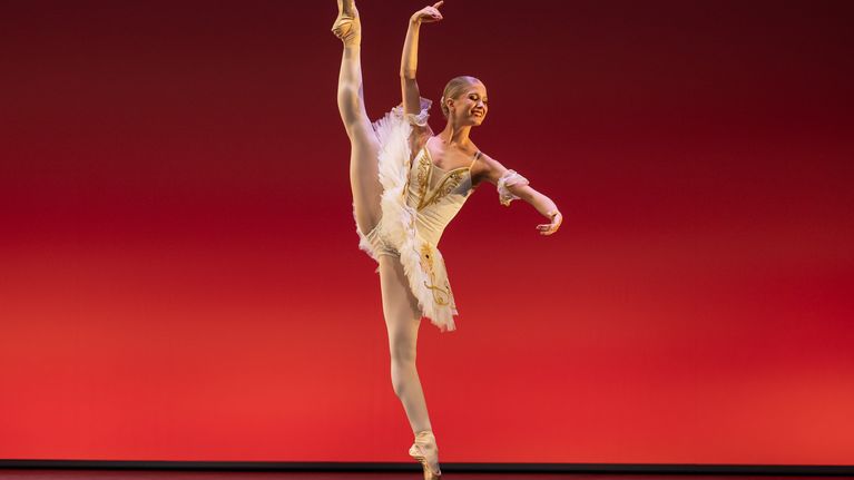 Suomalainen ballerina Anni Martinsén tanssii Helsingin kansainvälisessä balettikilpailussa.