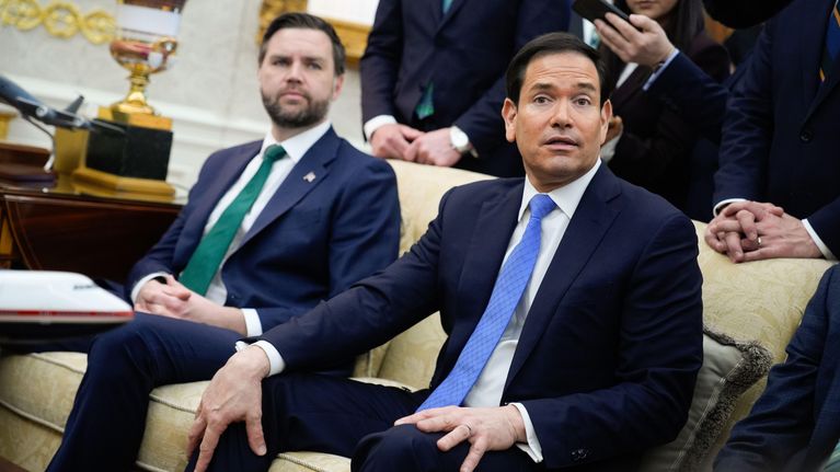 Varapresidentti J.D. Vance (vasemmalla) ja Yhdysvaltain ulkoministeri Marco Rubio (oikealla) kuvattuna Valkoisessa talossa 17. maaliskuuta 2026.