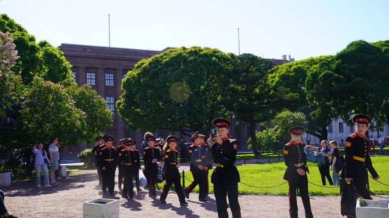 Nuoria sotilaskoulun oppilaita Pietarissa.