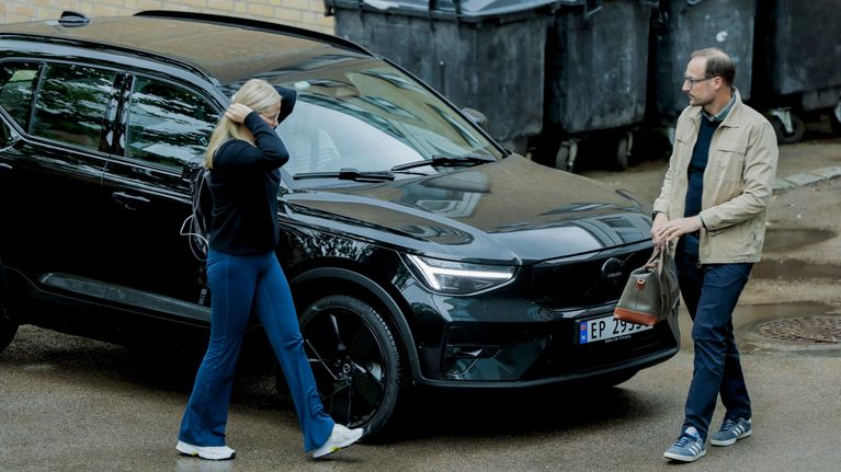 Mette-Marit ja Haakon mustan Volvon edessä. Mette-Maritin repusta lähtee happiletku.