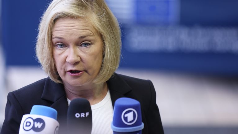 Mari Rantanen puhumassa kokouksessa.