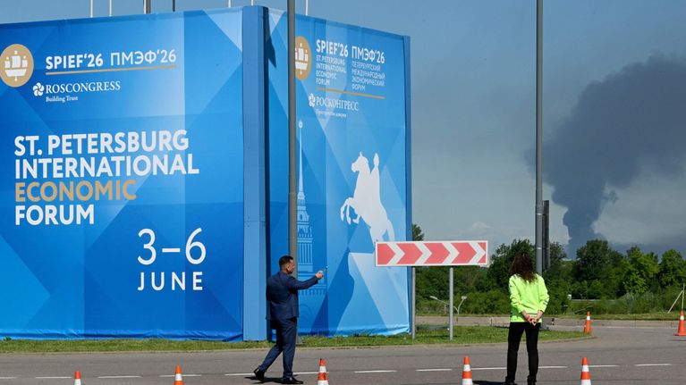 Ekonomiskt forum i S:t Petersburg. Rökpelare i bakgrunden efter drönarattack.