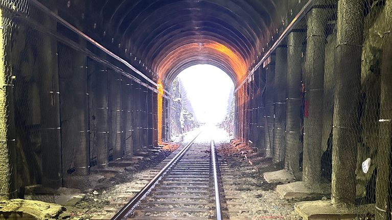 Möykynmäen rautatietunneli, tunnelin päässä näkyy valoa.