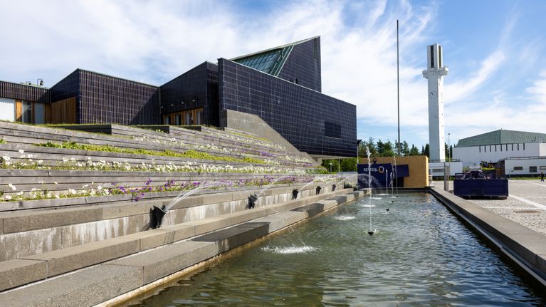 Seinäjoen kaupungintalo ja Lakeuden risto.