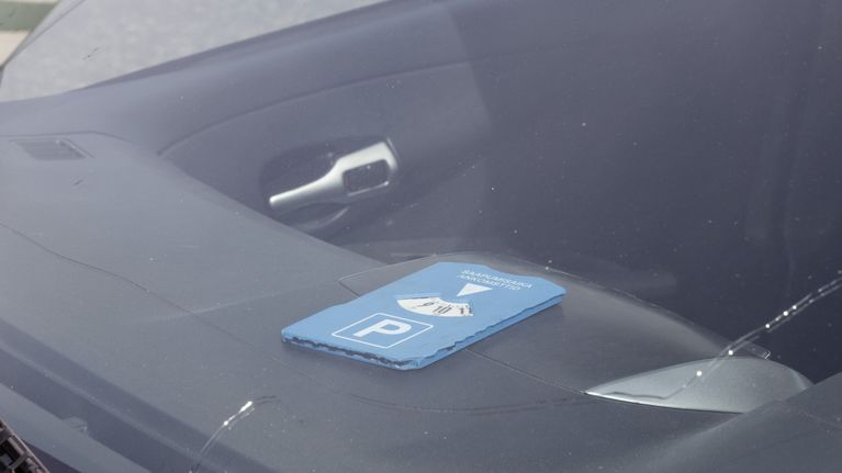 Pysäköintikiekko auton ikkunalla.