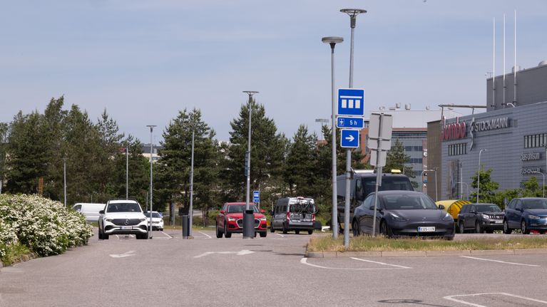 Pysäköintialue lähellä kauppakeskus Jumboa.