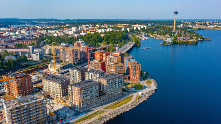 Korkealta otettu kuva Tampereen keskustan uudesta asuinalueesta järven rannalla, taustalla Näsinneula.