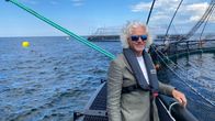 Nordic Troutin liiketoimintajohtaja Jussi Kosomaa esittelee yhtiön uusia avomeren kala-altaita Kaskisten edustalla.