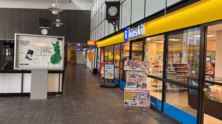 R-kioskin julkisivu Kouvolan rautatieasemalla.