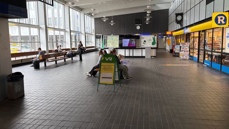 Kouvolan rautatieasemalla ihmisiä odottamassa jatkokyytiä.