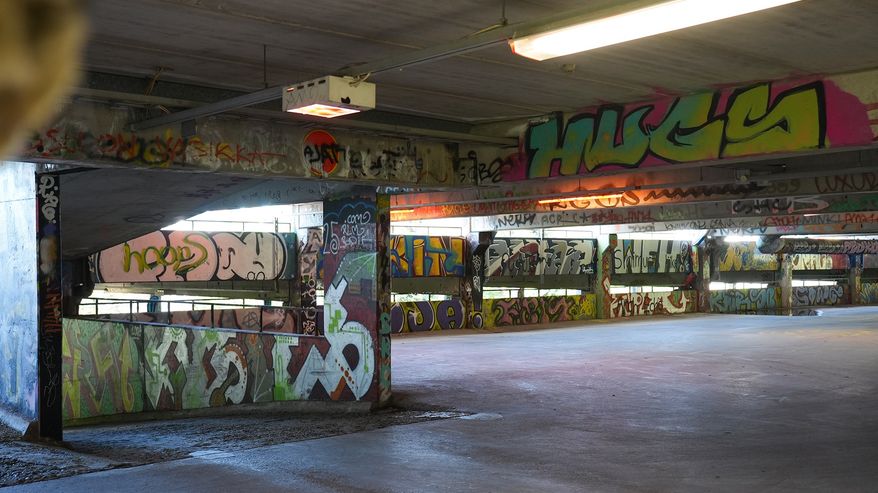 Myyrmäen aseman parkkihallin katutaidetta.