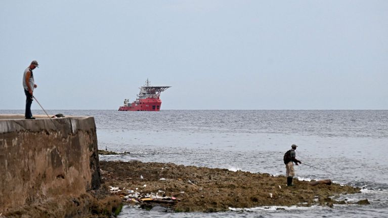 Kolumbialainen avustusalus pääsi perille Kuuban Havannaan 12. kesäkuuta 2026. Etualalla näkyy kaksi kalastajaa.