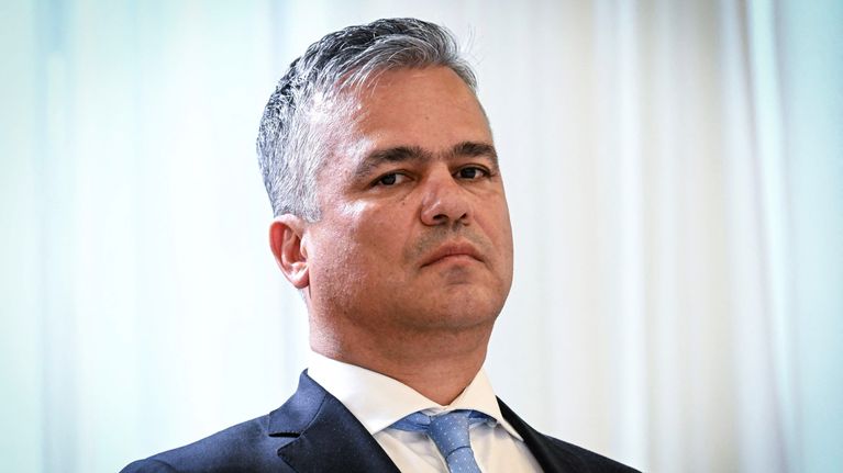 Henkilökuvassa Adrian Veștea.