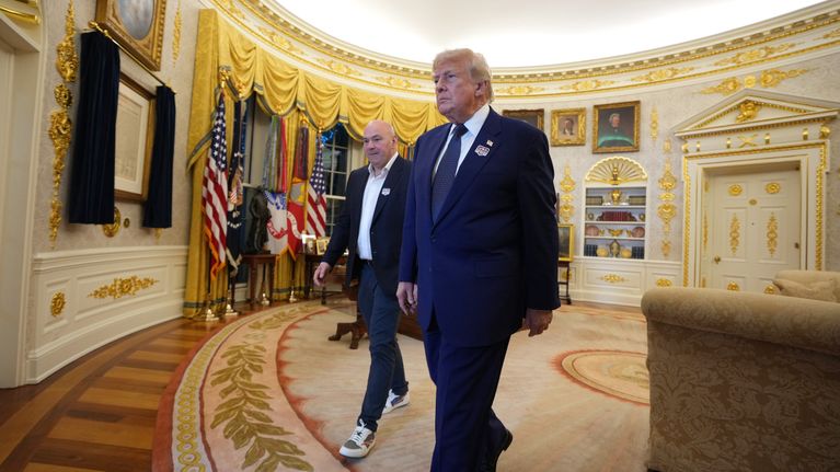Yhdysvaltain presidentti Donald Trump ja UFC:n toimitusjohtaja Dana White kävelevät ulos Valkoisestq talosta seuraamaan UFC-vapaaottelua.