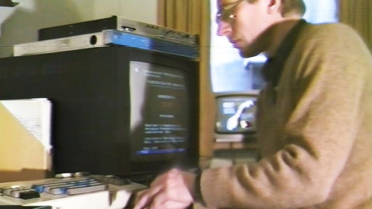 Kuvassa näkyy norjalaistaiteilija Arild Boman tekemässä maailman ensimmäisiä teksti-tv-taideteoksia vanhan tietokonelaitteiston kanssa vuonna 1979.