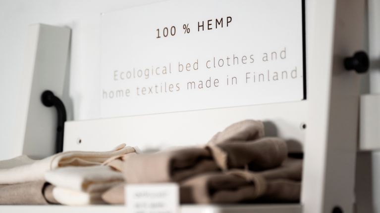 Hempea-yrityksen planssi, jossa kerrotaan tuotteen olevan 100 prosenttisesti hamppua.