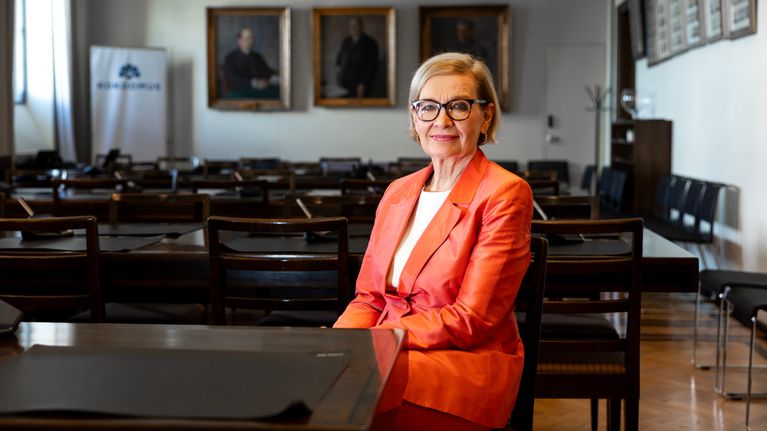Eduskunnan I varapuhemies ja kokoomuksen kansanedustaja Paula Risikko kuvattuna Kokoomuksen ryhmähuoneella.