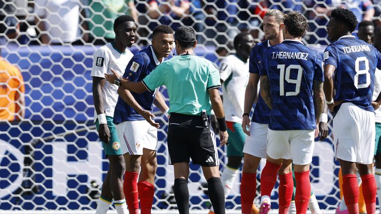 Kylian Mbappé keskustelee erotuomari Alireza Faghanin kanssa.