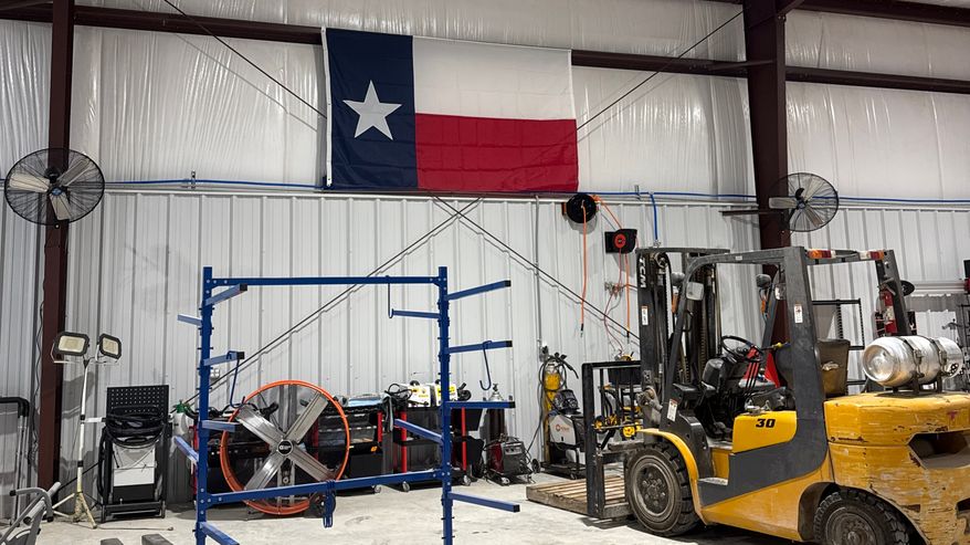 Texasissa sijaitseva autojen tuunauspaja. Kuvassa trukki ja Texasin lippu ja muita työkaluja.