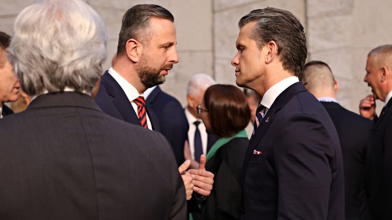 Puolan puolustusministeri Wladyslaw Kosiniak-Kamysz ja Yhdysvaltain puolustusministeri Pete Hegseth Brysselissä 18. kesäkuuta 2026.