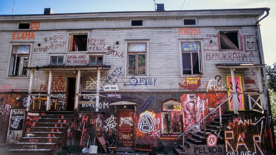 Kalliossa sijainnut Kill City -treenikämppä vuonna 1979.