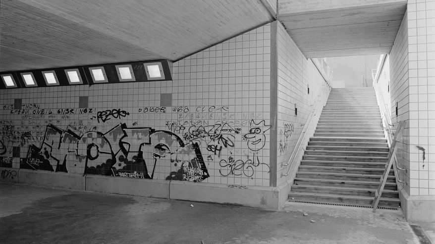 Jalankulkutunneli Porkkalankadulla vuonna 1991.