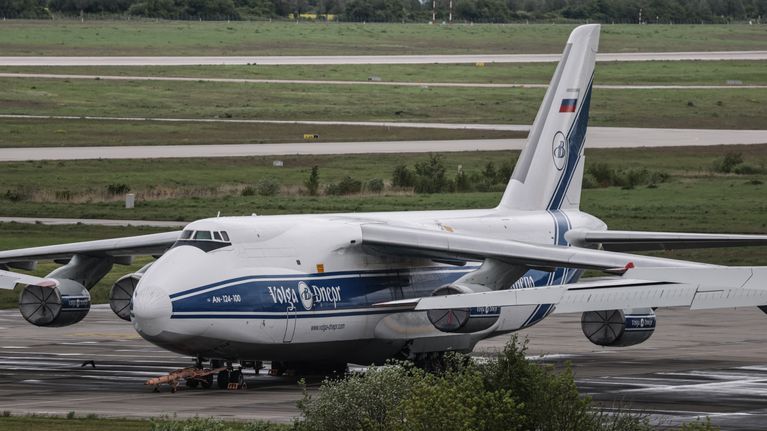 Suurikokoinen rahtilentokone seisoo asematasolla lentokentällä, koneen kyljessä lukee "Volga-Dnepr".
