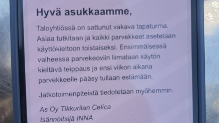 Kuvassa Vantaan Tikkurilan parvekeonnettomuuden jälkeen asukkaille lähtenyt tiedote.