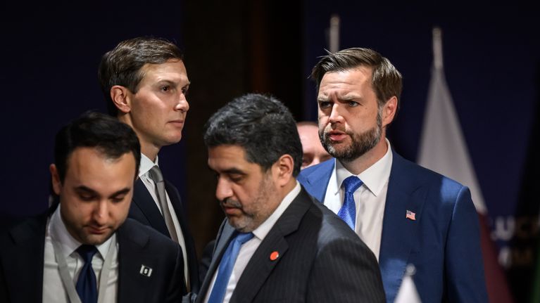 Jared Kushner ja J.D. Vance vakavina, etualalla muun maalaisia