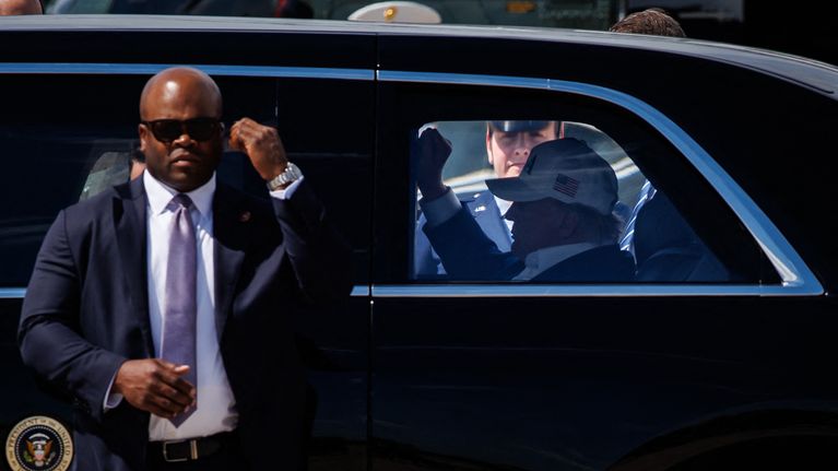 Trump autossa, etualalla turvamies.