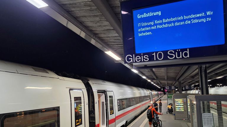 Laiturinäyttö Bremenin rautatieasemalla kertoi junaliikenteen häiriöistä.
