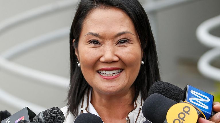 Keiko Fujimori puhuu medialle.