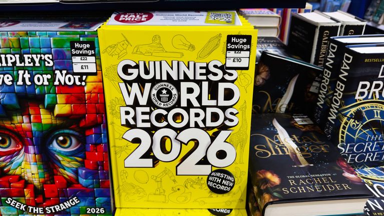 Kirjakaupan hyllyssä keltaisissa kansissa guinness world records 2026 -kirja.