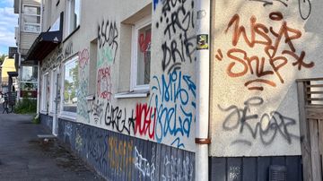 Kerrostalon seinässä ja sokkelissa sekä syöksytorvessa on useita erivärisiä graffititekstejä ja tageja.
