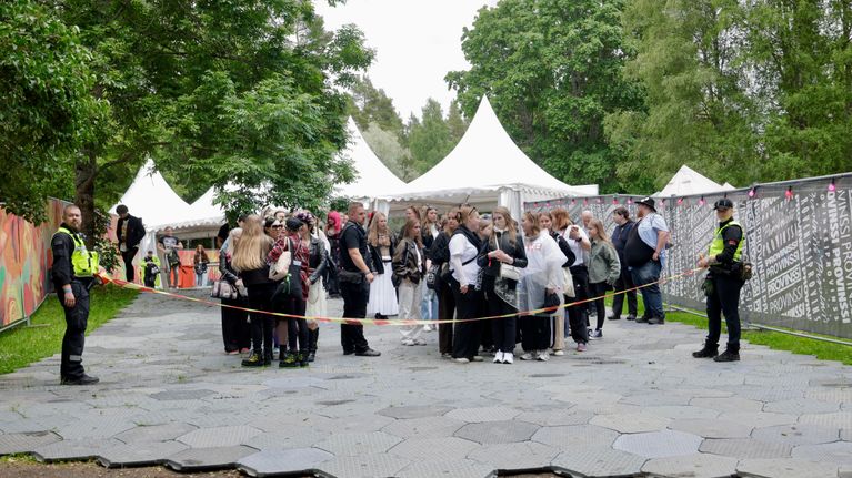 Provinssin 2026 porteilla sisäänpääsyä odottavia ihmisiä.