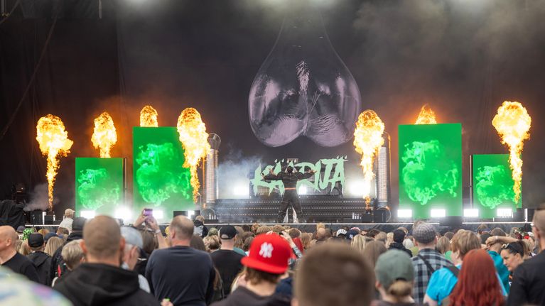 Käärijä Provinssin päälavalla. Liekkejä sivuilla.