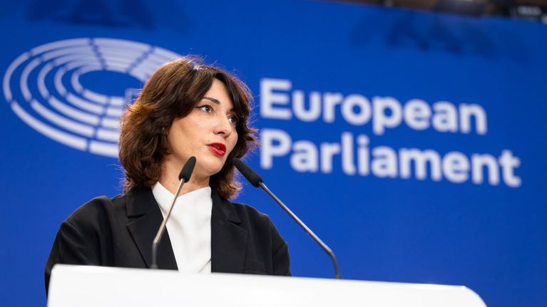 Nainen puhuu puhujapöntössä Euroopan parlamentissa.