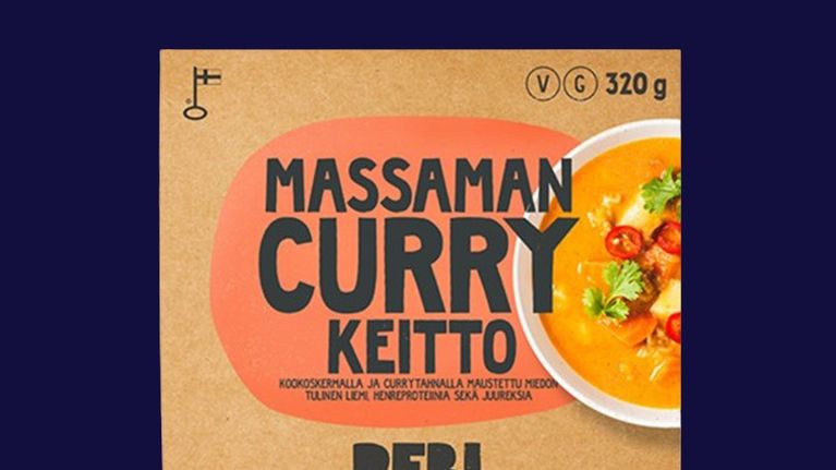 Tumman sinisellä pohjalla kuva Rebl Eats Massaman curry keitosta.