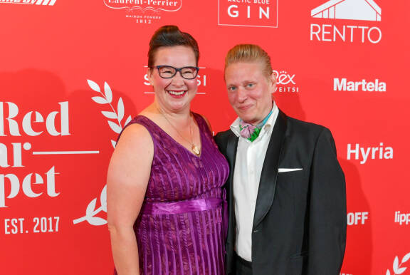 Rosa Meriläinen ja Tuomas Muraja punaisella matolla