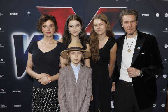 Temosten perhe kuvassa vuonna 2024. Kuvassa Olga, Hilma, Helga, Tuukka ja Torsti (edessä) Temonen.