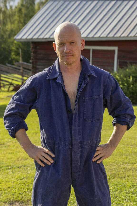 Riiko Sakkinen työhaalarit yllään.