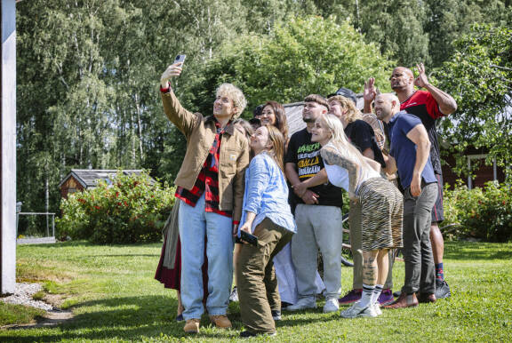 Farmi Suomi -kisaajat ottavat kännykällä yhteiskuvaa.