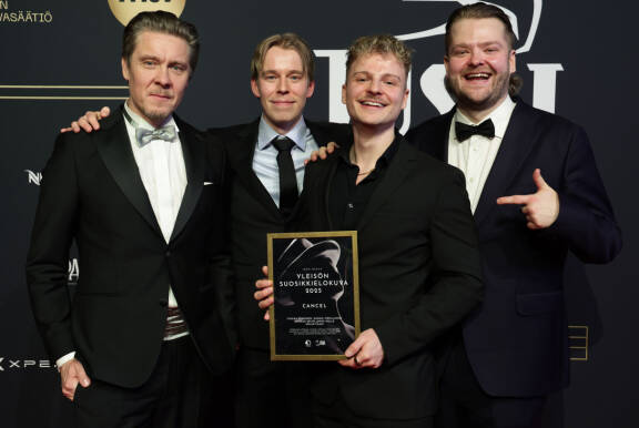 Cancel-leffan ohjaaja Tuukka Temonen ja tähdet Santtu, Weksi ja NIko Jussi-gaalassa.