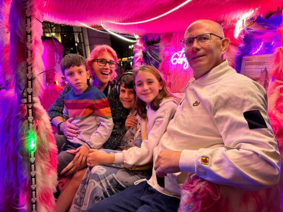Perhe matkusti muun muassa Liverpooliin katsomaan jalkapallo-ottelua VIP-paikoilta. He kävivät myös Lontoossa katsomassa Leijonakuningas-musikaalin sekä Harry Potter -studiokierroksella.