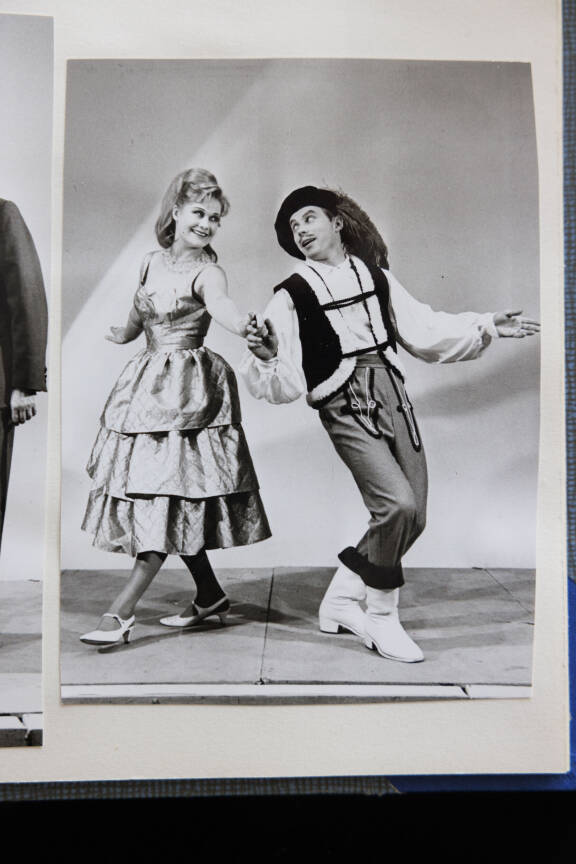 Maija-Liisa teki myös pitkän uran teatterissa. Kuvassa Juha Mujeen kanssa Kreivitär Mariza vuonna 1975.