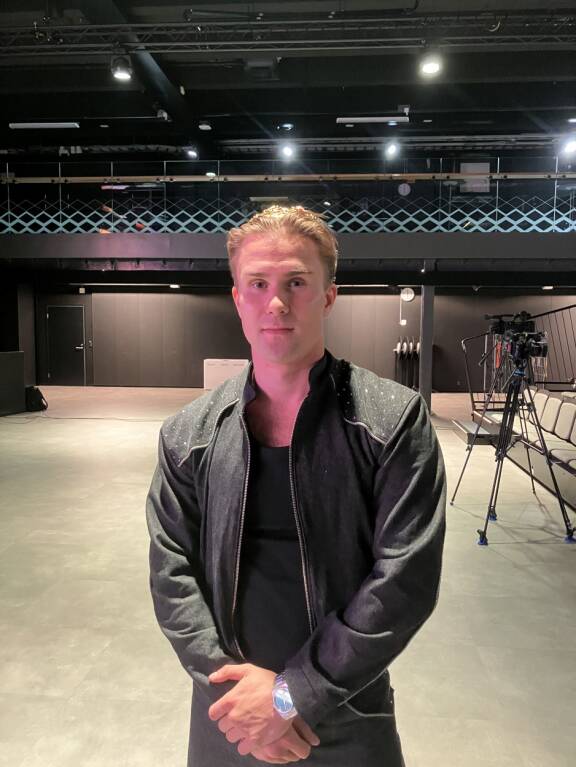 Stagala yritti auttaa Elmeriä, mutta lensi itsekin mereen, mistä ymmärrettävästi suuttui.
