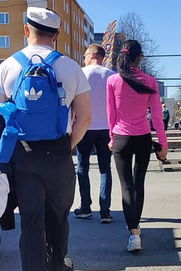 RÄPS! Tammelantori 1.5. Jari-Matti ikuistettiin mysteerikaunottaren kanssa Mansen sydämestä.