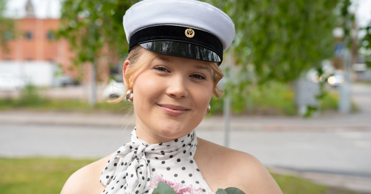 Näyttelijä Nelli Kariniemi suhahti siivoojasta televisiotähdeksi: "Ensimmäinen julkkis koko sukuun!"